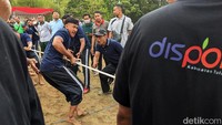 Festival yang digelar di lapangan Hutan Kota Tulungagung tersebut mempertandingkan tiga jenis permainan tradisional, yakni tarik tambang, balap terompah dan balap egrang.