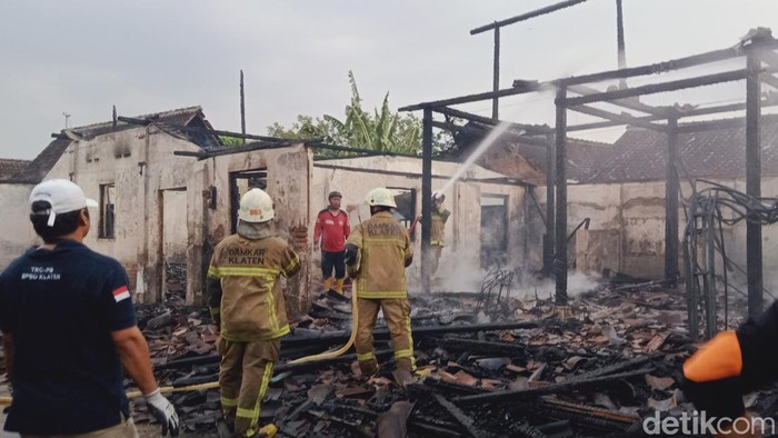 Petugas memadamkan rumah sekaligus gudang dekorasi pengantin yang terbakar di Ceperk, Klaten, Jumat (3/11/2023).