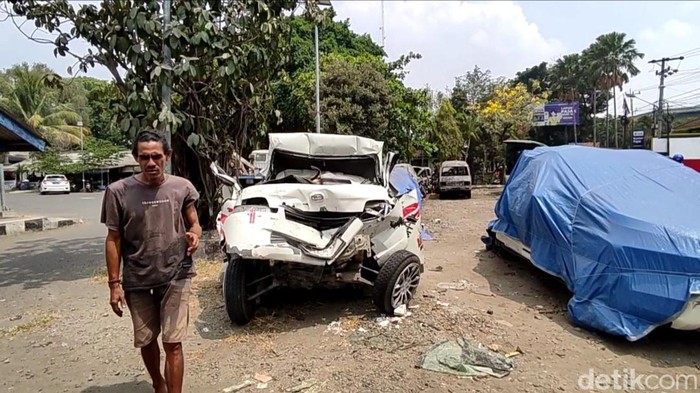 Pikap tabrak truk yang behenti ganti ban di Lamongan