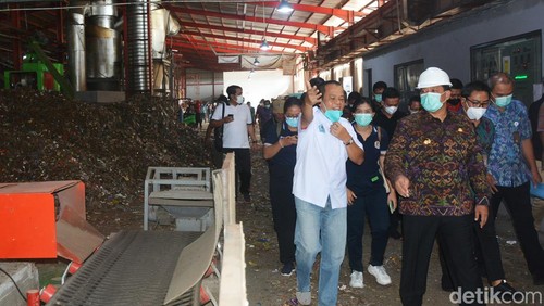 Pj Gubernur Bali Sang Made Mahendra Jaya mengunjungi TPST Kesiman Kertalangu, Denpasar, Jumat (3/11/2023).