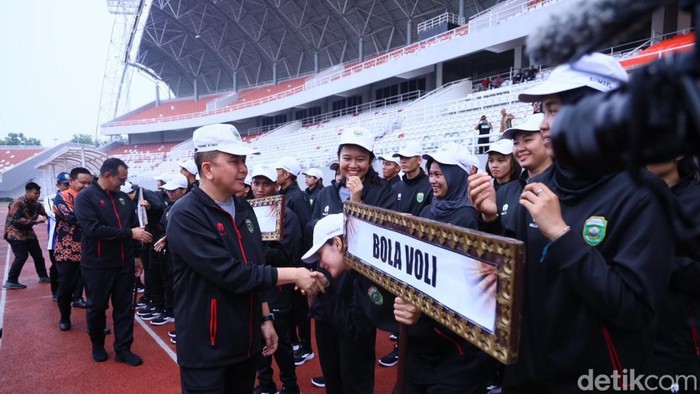 Pj Gubernur Sumsel Agus Fatoni melepas keberangkatan kontingen Sumsel ke ajang PORWIL XI di Riau.
