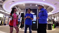 Brand Marketing GM, SEA, MAP Active Panji Cakrasantana, Digital Brand Marketing Planet Sports Asia Raden Nur Achmad Andyanto Pradipta, dan Sport Enthusiast Fitri Tasfiah berbincang di Senayan City, Jumat (3/11/2023).