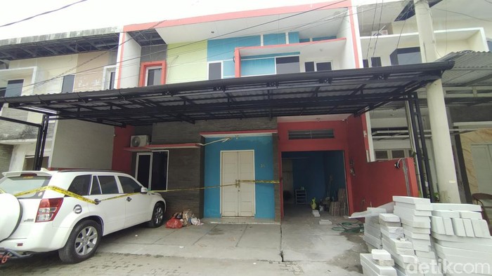 Polisi menggeledah rumah di Ciracas, Jaktim yang diduga jadi tempat aborsi, Kamis (2/11/2023).