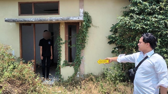 Polisi olah TKP bersama pelaku MA (pakai kaus hitam) di rumah kosong Dusun Ketidur.