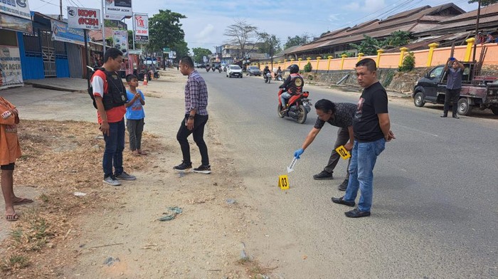 Polisi olah TKP di lokasi pelajar berinisial PA (18) di Kendari, Sultra tewas dianiaya sekelompok OTK.