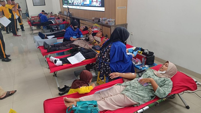 Polri Gelar Donor Darah hingga Bagi-bagi Kacamata Baca Gratis di Bogor