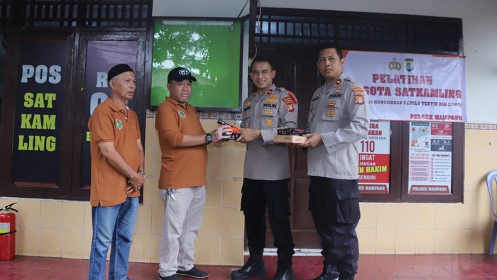 Polsek Mampang Prapatan latih anggota siskamling demi kamtibmas