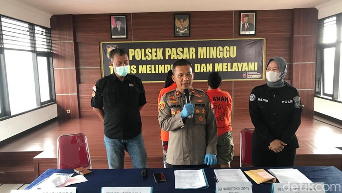 Polsek Pasar Minggu menangkap 2 wanita kurir sabu