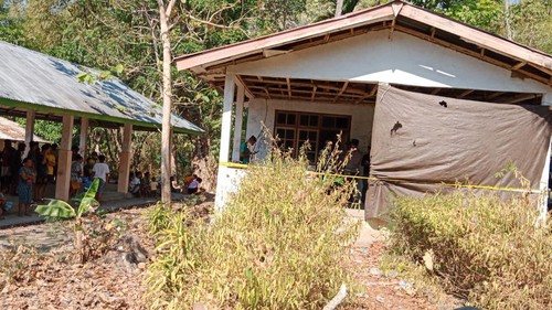 Olah TKP penemuan mayat Emanuel Nino di Posyandu, Desa Jak, Timor Tengah Utara, Nusa Tenggara Timur, Kamis (2/11/2023).
