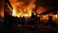 Para pejabat mengatakan mereka sedang mengklarifikasi apakah ada korban jiwa. REUTERS/Yevhen Titov  