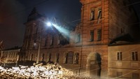 Wali Kota Kharkiv Ihor Terekhov mengatakan api sudah dapat dikendalikan. REUTERS/Sofiia Gatilova  
