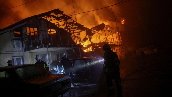 Potret Api Membara Setelah Serangan Drone Rusia Menghantam Kharkiv Emergency personnel work at a site of a Russian drone strike, amid Russia's attack on Ukraine, in Kharkiv, Ukraine November 3, 2023. REUTERS/Yevhen Titov
