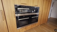 Bukti lain kalau Teigen benar-benar suka masak, ia punya 4 oven besar di rumahnya. Oven ini sering ia pakai untuk membuat aneka masakan. Foto: YouTube Architectural Digest