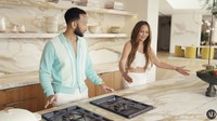 Teigen bilang sengaja menghadirkan meja yang luas agar ia bisa bebas memasak. Salah satunya menaruh talenan yang besar dan anaknya pun bisa duduk di sana. Foto: YouTube Architectural Digest
