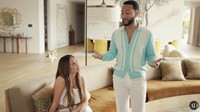 John Legend, penyanyi Amerika terkenal menikahi Chrissy Teigen pada 2013. Teigen merupakan model yang juga terkenal sebagai foodies. Ia hobi masak, bahkan menelurkan buku resep. Foto: YouTube Architectural Digest