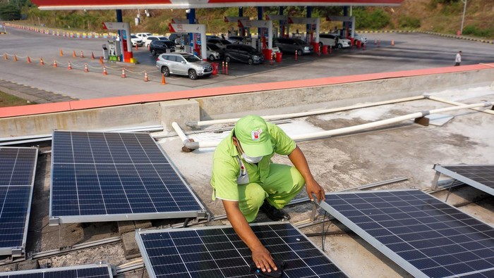 Petugas membersihkan panel surya di SPBU 41.512.03 kawasan Rest Area KM 379A Tol Batang-Semarang di Kabupaten Batang, Jawa Tengah, Jumat (3/11/2023). SPBU yang dikelola PT. Pertamina (Persero) itu menerapkan penggunaan Pembangkit Listrik Tenaga Surya (PLTS) sebanyak 11 panel surya untuk melistriki operasional stasiun pengisian bahan bakar dan sejumlah kantor yang sejalan dengan penerapan energi ramah lingkungan. ANTARA FOTO/Harviyan Perdana Putra/Spt.