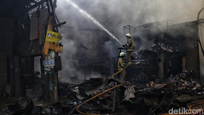 Potret Toko Bahan Bangunan di Haji Nawi Jaksel Ludes Terbakar