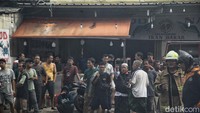 Menurut para saksi mata, kebakaran diakibatkan ledakan tabung gas.  