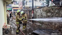 Kebakaran ini mengakibatkan 3 orang mengalami luka bakar dan dilarikan ke rumah sakit terdekat.  