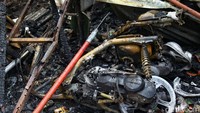 Sebuah sepeda motor hangus terbakar.  
