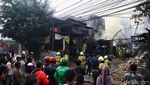 Potret Toko Bahan Bangunan di Haji Nawi Jaksel Ludes Terbakar