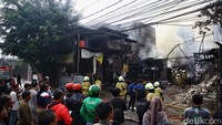 Selama proses pemadaman, arus kendaraan di jalan Haji Nawi dialihkan.   