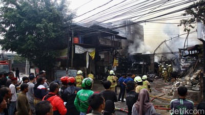 Potret Toko Bahan Bangunan di Haji Nawi Jaksel Ludes Terbakar
