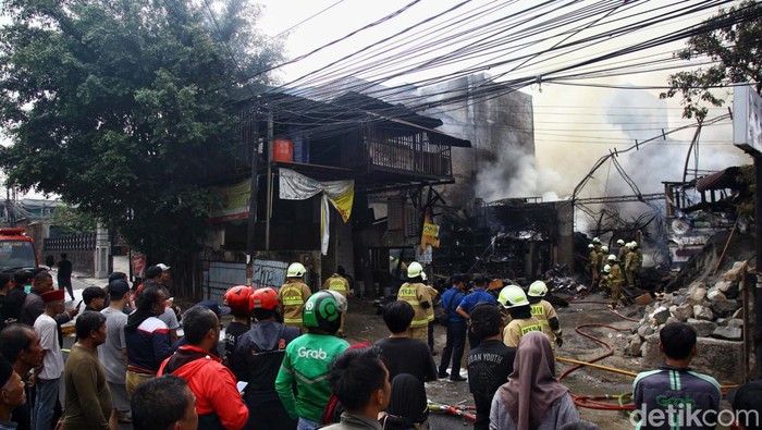 Sebuah toko bahan bangunan di Jl Haji Nawi Raya, Jakarta Selatan, ludes terbakar, Jumat (3/11/2023). Begini potretnya.