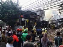 Potret Toko Bahan Bangunan di Haji Nawi Jaksel Ludes Terbakar
