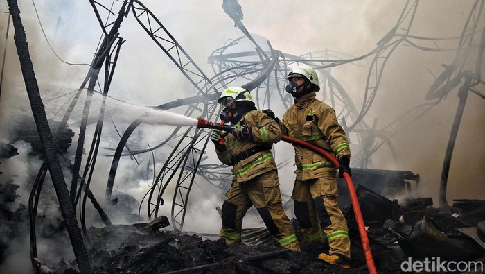 Potret Toko Bahan Bangunan di Haji Nawi Jaksel Ludes Terbakar