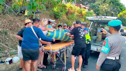 Proses evakuasi warga negara (WN) Inggris bernama Hugo Bruce Weir yang menjadi korban tabrak lari di Jalan Raya Singaraja-Kintamani, tepatnya di Desa Tajun, Kecamatan Kubutambahan, Buleleng, Bali, Kamis (2/11/2023). (Foto: Dok. Polres Buleleng)