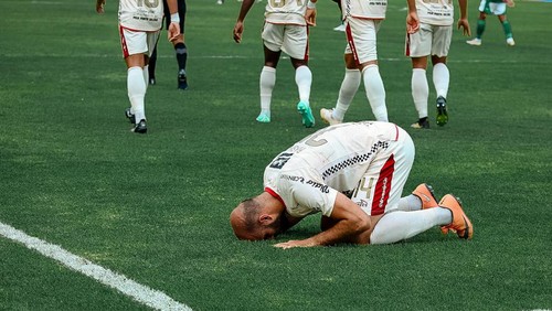 Mohammed Rashid sujud syukur setelah mencetak gol ke gawang PSS Sleman.