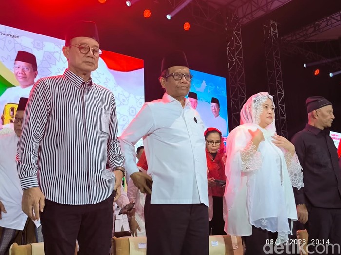 Puan bersama Mahfud Md cawapres PDIP di Gelora Joko Samudro Gresik.