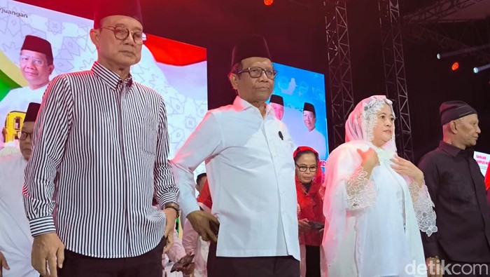 Puan bersama Mahfud Md cawapres PDIP di Gelora Joko Samudro Gresik.