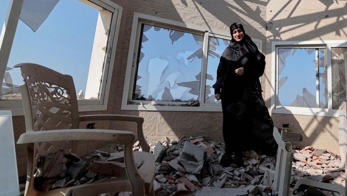 Rumah Warga Lebanon Hancur Diroket Israel Hiba, 28, walks amid rubble after her family house was damaged, by what she said was an Israeli shell, amidst tension between Israel and Hezbollah, in the southern town of Yater, Lebanon November 1, 2023. REUTERS/Zohra Bensemra