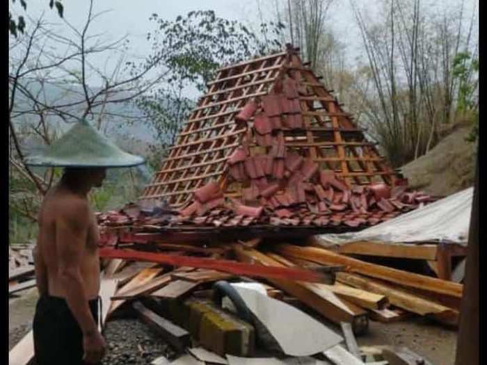 Rumah warga rusak usai diterjang hujan campur angin kencang di Bojonegoro
