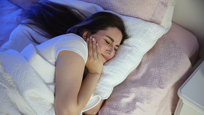 12 Penyebab Sakit Gigi saat Bangun Tidur dan 10 Cara Mengatasinya