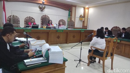 Wakil Dekan II Fakultas Ekonomi Bisnis Universitas Udayana (Unud) Ni Luh Putu Wiagustini di PN Tipikor Denpasar, Jumat (3/11/2023).