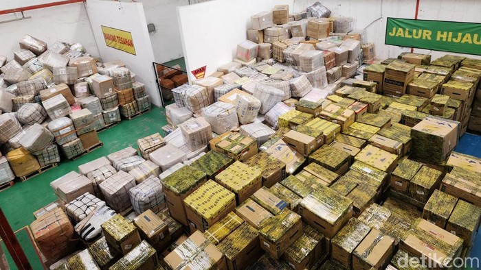 Salah satu kondisi gudang PJT di Pelabuhan Tanjung Emas Semarang, Jumat (3/11/2023).
