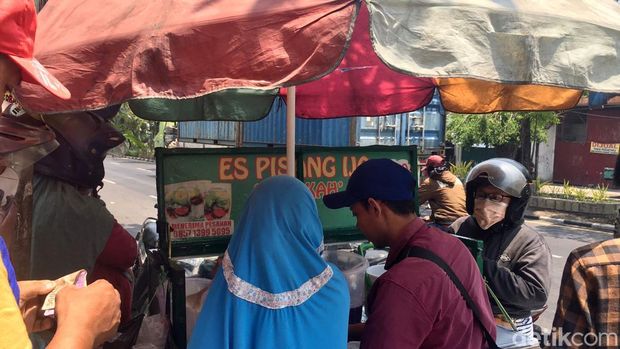 Segarnya es pisang ijo di Surabaya