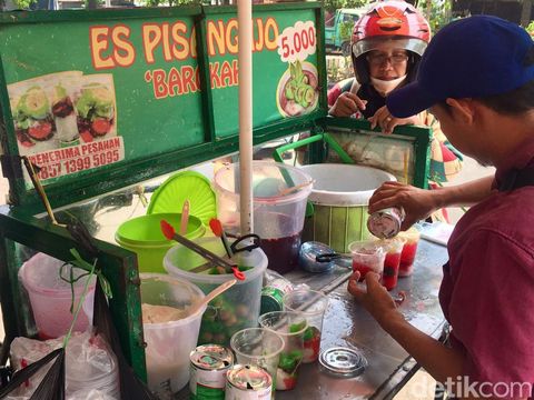 Segarnya es pisang ijo di Surabaya