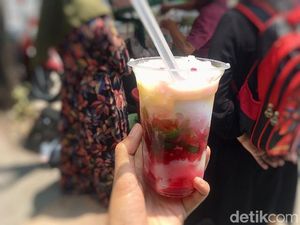 Segarnya Es Pisang Ijo di Surabaya yang Nikmat Diseruput Saat Cuaca Panas