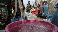 Anggota TNI AU menyalurkan bantuan air bersih di Desa Bontoparang, Kabupaten Takalar, Sulawesi Selatan, Kamis (2/11/2023).   