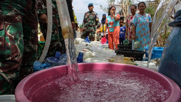 Semringah Anak-anak Takalar Ikut Ambil Bantuan Air Bersih Bocah membawa jeriken untuk diisi air saat penyaluran bantuan air bersih di Desa Bontoparang, Kabupaten Takalar, Sulawesi Selatan, Kamis (2/11/2023). TNI Angkatan Udara (AU) melalui Lanud Sultan Hasanuddin bekerja sama dengan BPBD dan Dinas PU setempat menyalurkan bantuan sekitar 10 ribu liter air bersih kepada warga di daerah itu yang terdampak kekeringan akibat kemarau. ANTARA FOTO/Arnas Padda/foc.