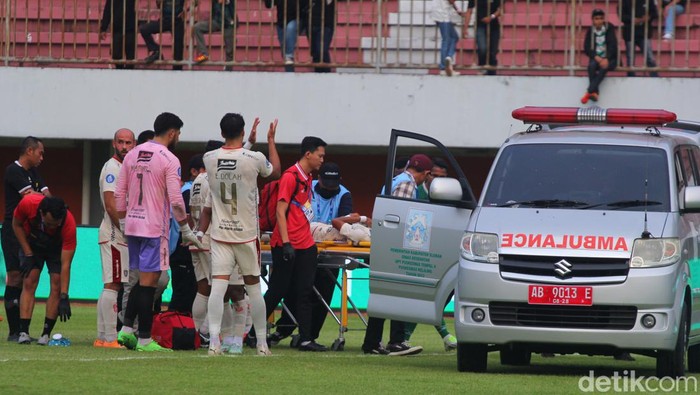Seorang pemain Bali United harus keluar lapangan dengan dibawa ambulans saat melawan PSS Sleman, Jumat (3/11/2023).