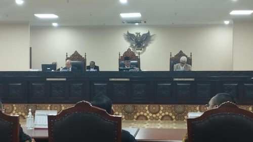 Pelapor dugaan pelanggaran kode etik dan pedoman perilaku hakim Mahkamah Konstitusi (MK) terkait putusan batas usia capres-cawapres, Zico Leonard Djagardo Simanjuntak, mengungkapkan bahwa Ketua MK Anwar Usman tak setuju dibentuk Majelis Kehormatan MK (MKMK) secara permanen. Sehingga, sampai saat ini MKMK dibentuk ketika adanya laporan saja.