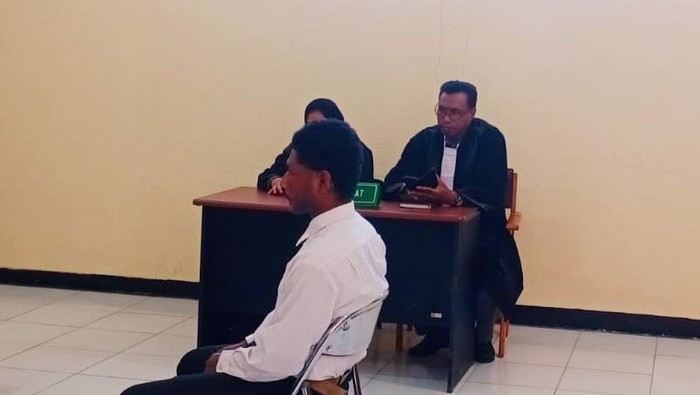 Stevano Alfredo Baransano alias Vano (23), pembunuh pegawai kantor RRI Kota Sorong bernama Eli Elkana Barus dituntut 20 tahun penjara.