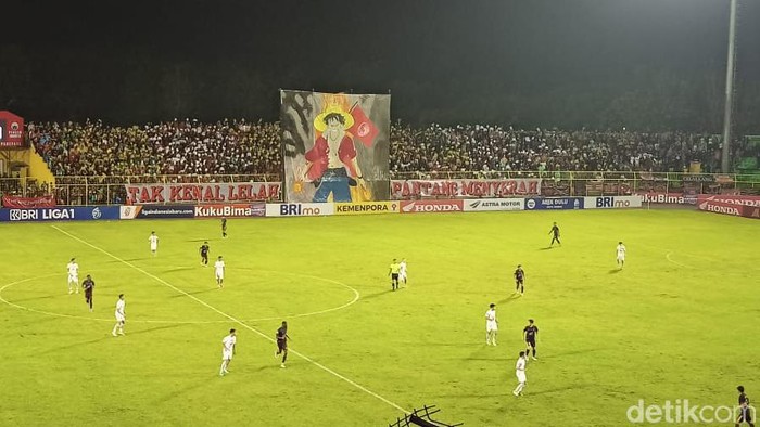 Suporter PSM Makassar membentangkan koreo bertema one piece pada laga melawan Persija Jakarta di Stadion Gelora BJ Habibie, Parepare.