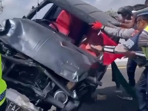 Tabrak Truk dari Belakang di Tol Bali Mandara, Jimny Terguling-Remuk