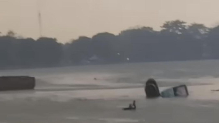 Tangkapan layar ekskavator tenggelam di Situ Cikaret, Bogor